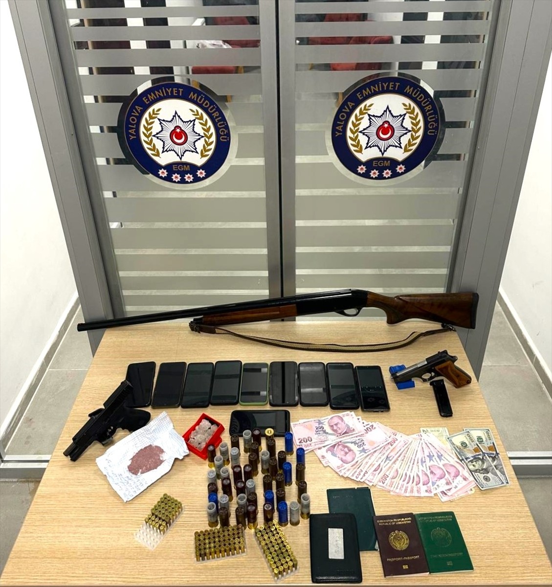 Yalova'da düzenlenen operasyonda, yabancı uyruklu kadınları fuhşa zorladığı ileri sürülen 6...