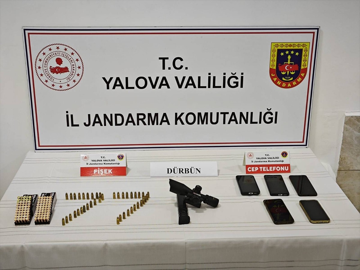 Yalova'da göçmen kaçakçılığı yaptıkları iddia edilen 8 zanlı tutuklandı. Şüphelilere ait ev ve iş...