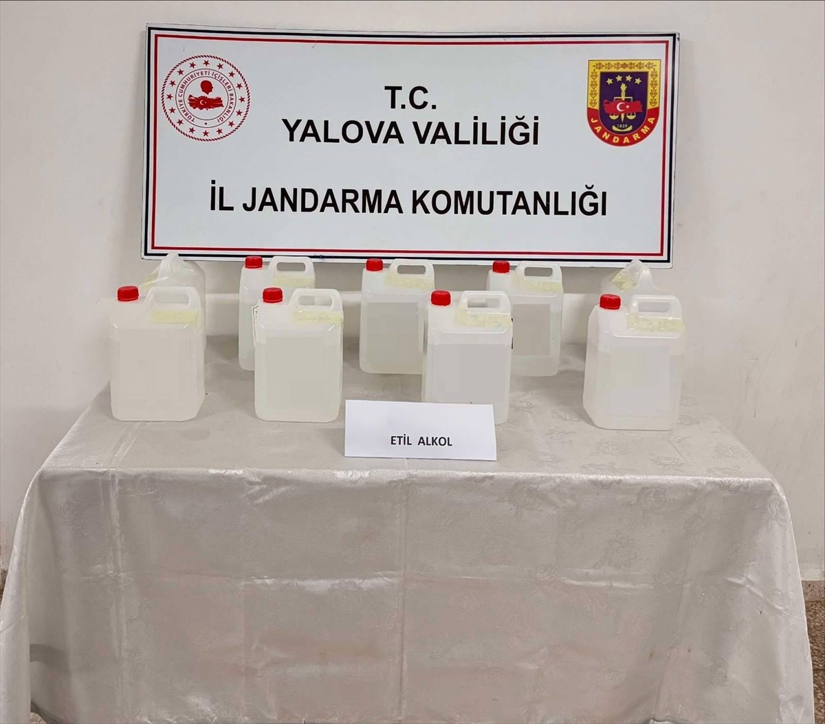 Yalova'nın Çınarcık ilçesinde, İstanbul'dan yüzey temizleyici bidonlarında kargo aracılığıyla...