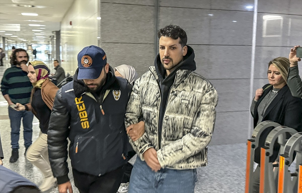 Yasa dışı bahse teşvik ettiği iddiasıyla gözaltına alınan sosyal medya fenomeni Kerimcan Durmaz...