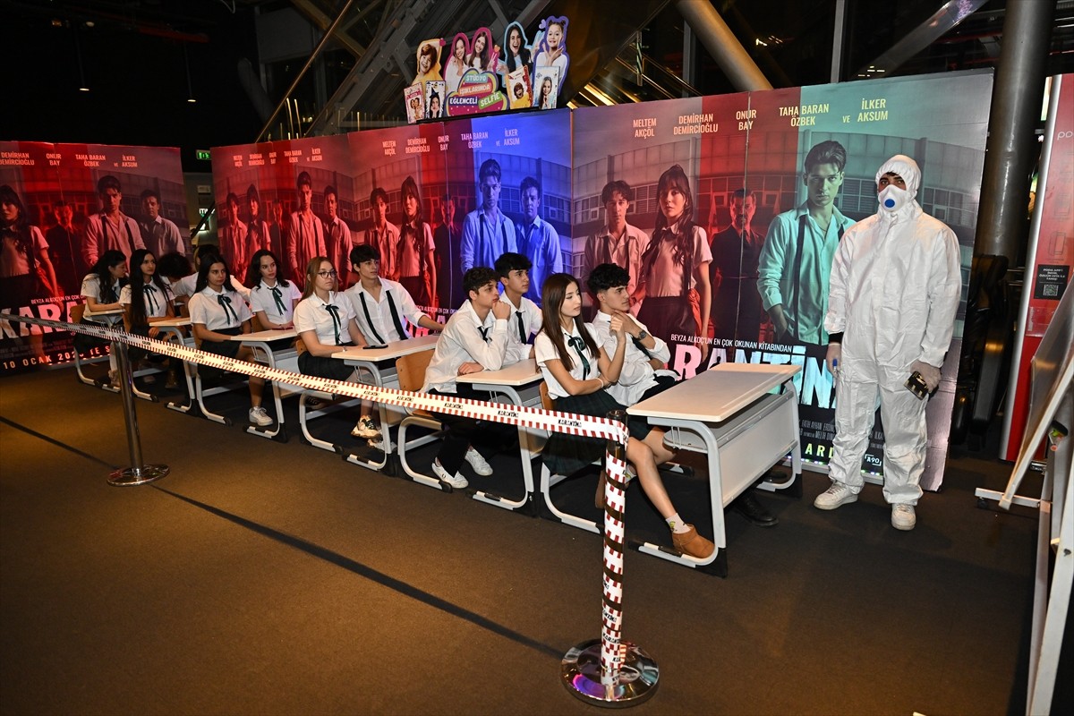 Yazar Beyza Alkoç'un aynı isimli kitabından sinemaya uyarlanan "Karantina" filmi, gala...