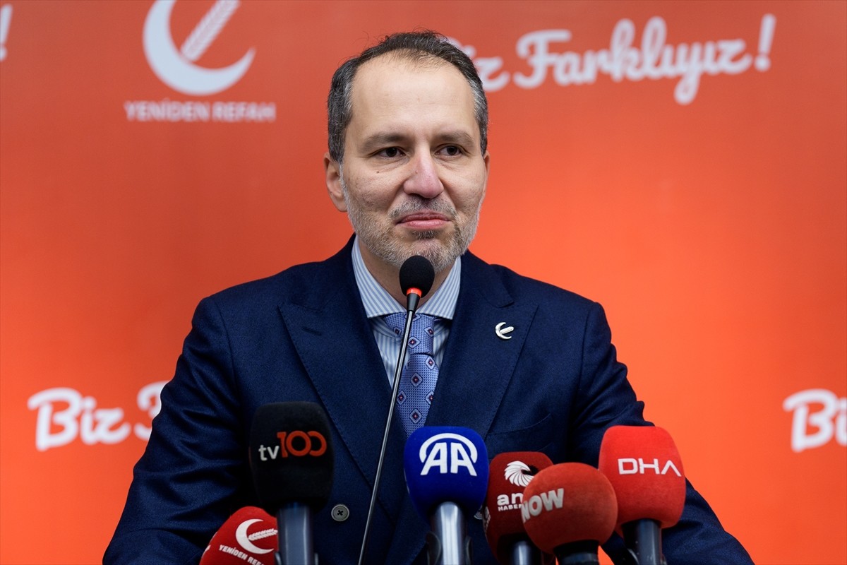 Yeniden Refah Partisi Genel Başkanı Fatih Erbakan, partisinin genel merkezinde düzenlediği basın...