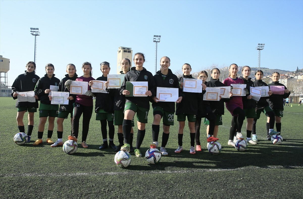 Yeşil sahadaki performanslarını okul hayatlarına da yansıtan Türkiye şampiyonluğuna sahip Kocaeli...