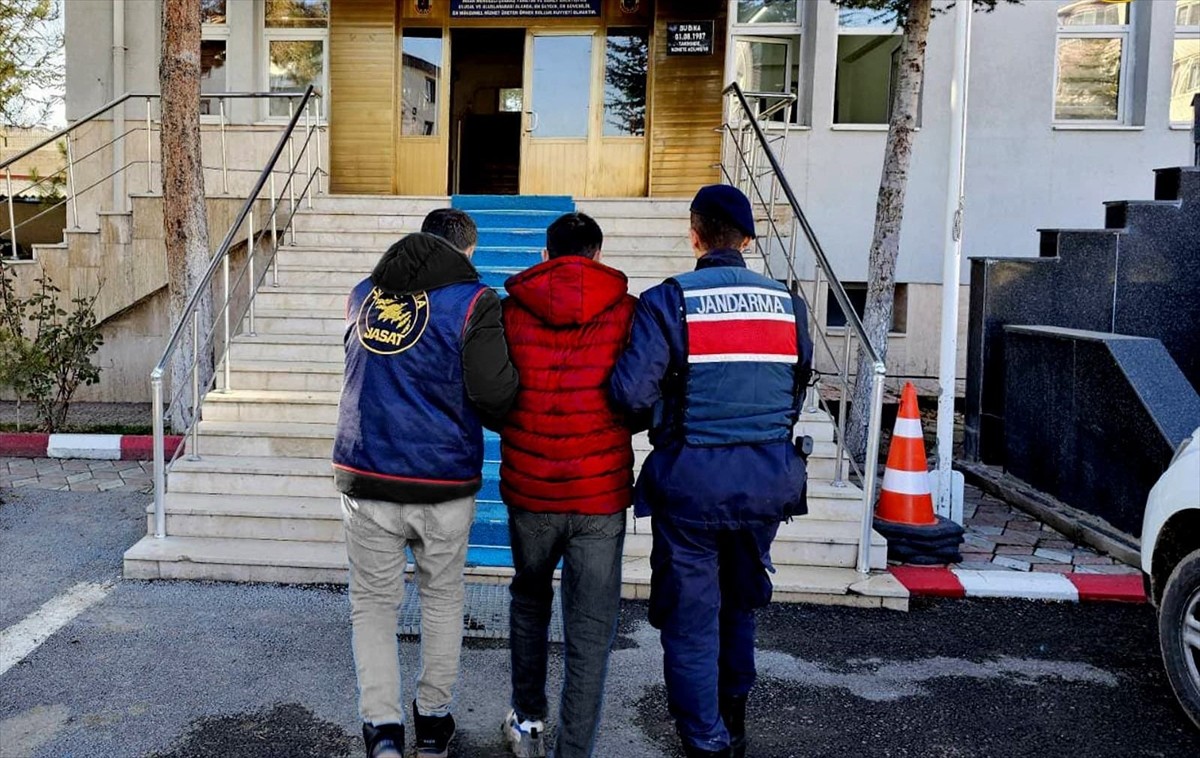 Yozgat'ta Fetullahçı Terör Örgütü (FETÖ) üyesi olduğu iddiasıyla gözaltına alınan zanlı...