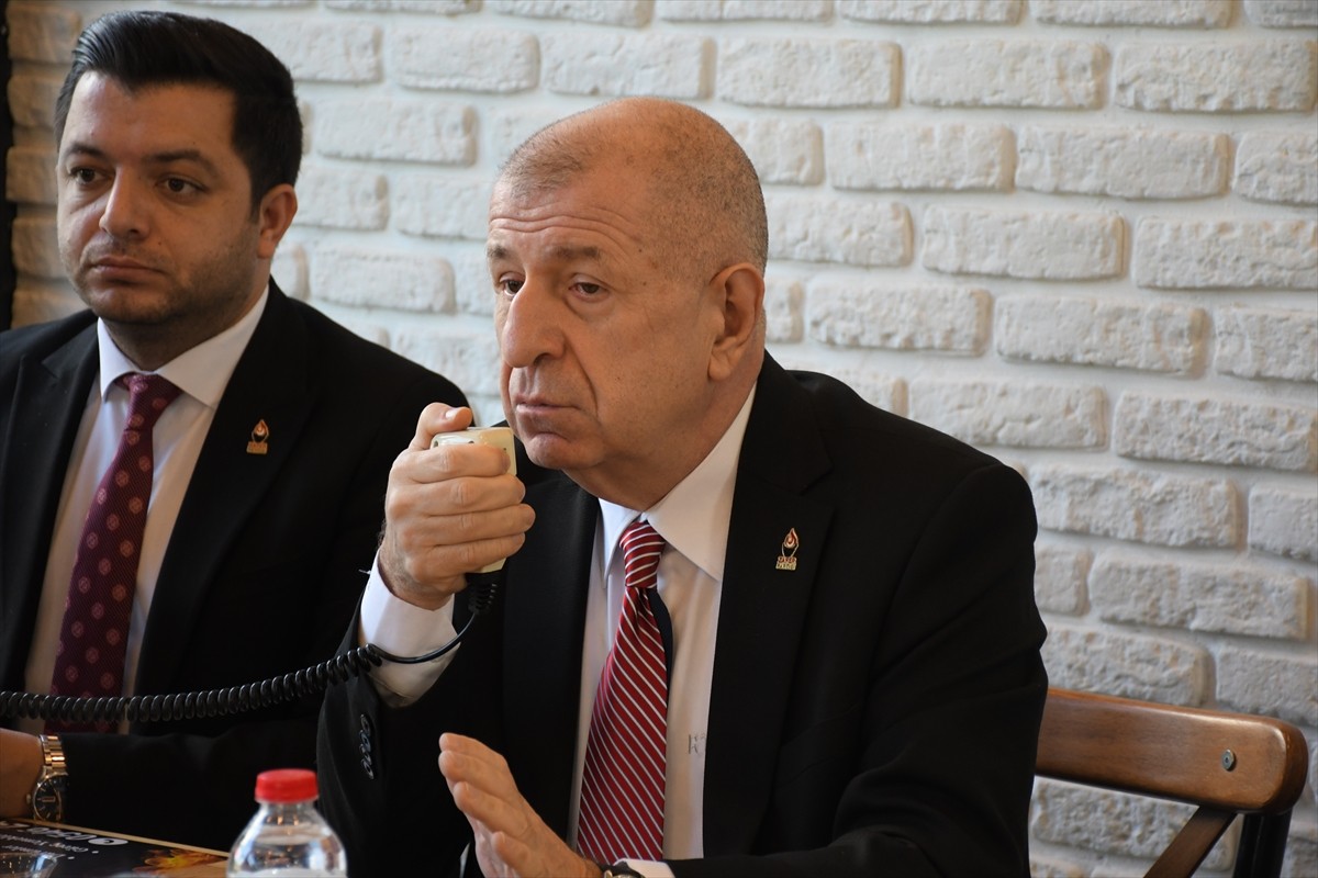 Zafer Partisi Genel Başkanı Ümit Özdağ (sağ 1), Adana'nın Sarıçam ilçesinde bir restoranda...