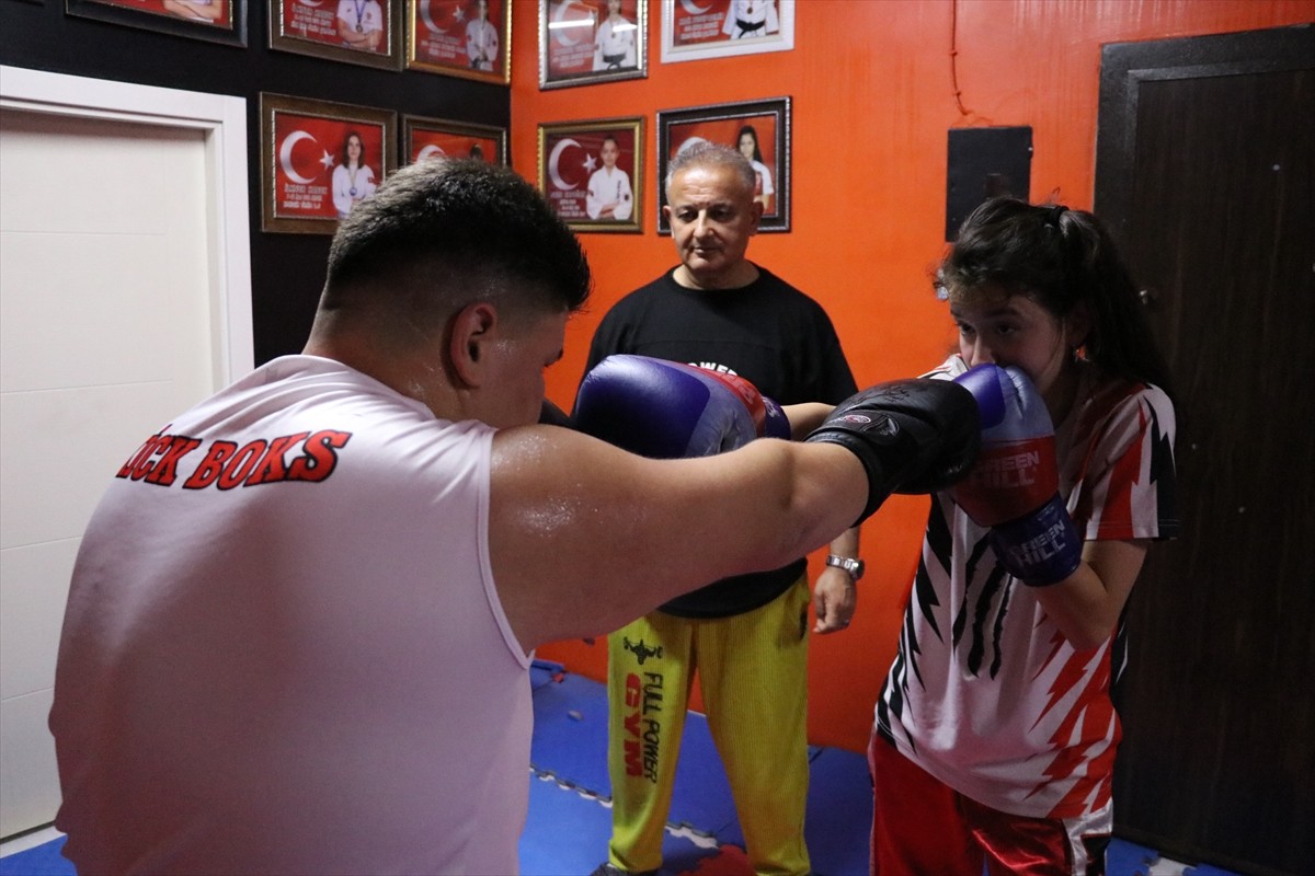 Zonguldak'ta yaşayan milli sporcular 17 yaşındaki Hakan Kolçak (solda) ile 16 yaşındaki Sude...