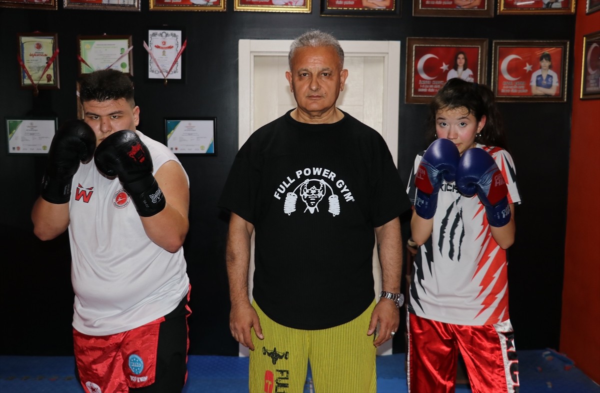 Zonguldak'ta yaşayan milli sporcular 17 yaşındaki Hakan Kolçak (solda) ile 16 yaşındaki Sude...