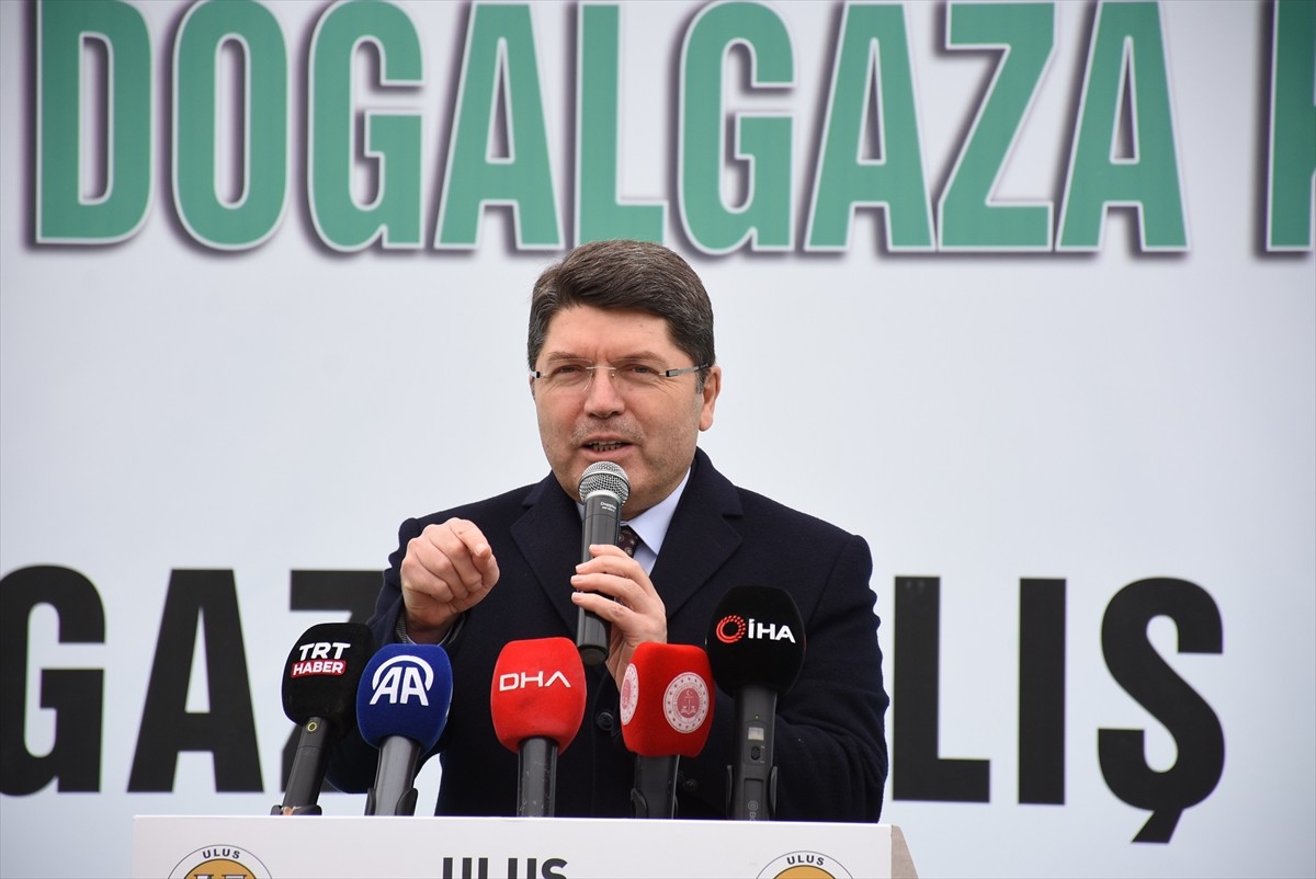 Adalet Bakanı Yılmaz Tunç, Bartın'da, Ulus ilçesi doğal gaz verme törenine katıldı. Tunç, burada...