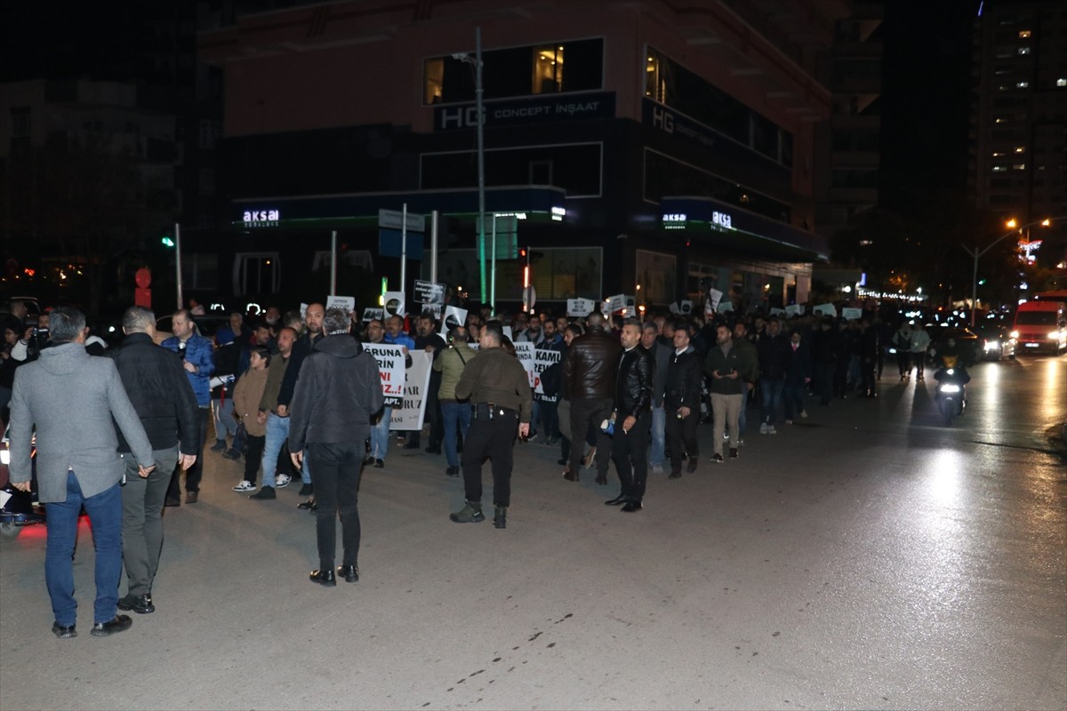 Adana'da, 6 Şubat 2023'teki Kahramanmaraş merkezli depremlerde hayatını kaybedenler için anma...