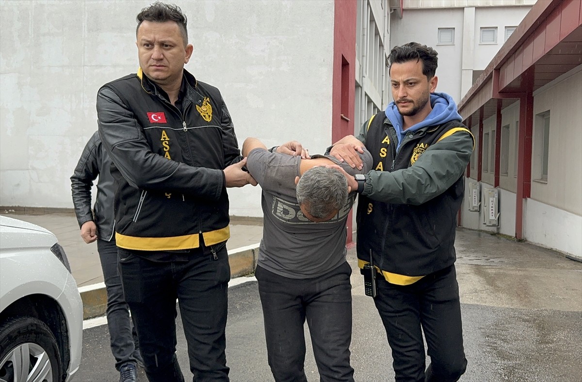 Adana'da alışveriş merkezindeki kuyumcuda hırsızlık girişiminde bulunduğu iddia edilen ve 3 gün...