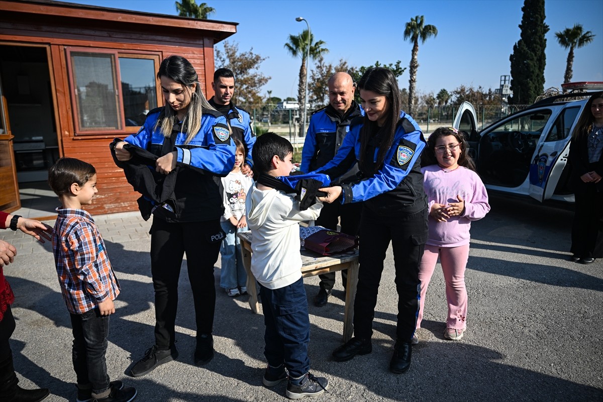 Adana'da atlı polislerle tanışmayı isteyen ilkokul öğrencileri, ekiplerle gezdi, kum pistte tur...