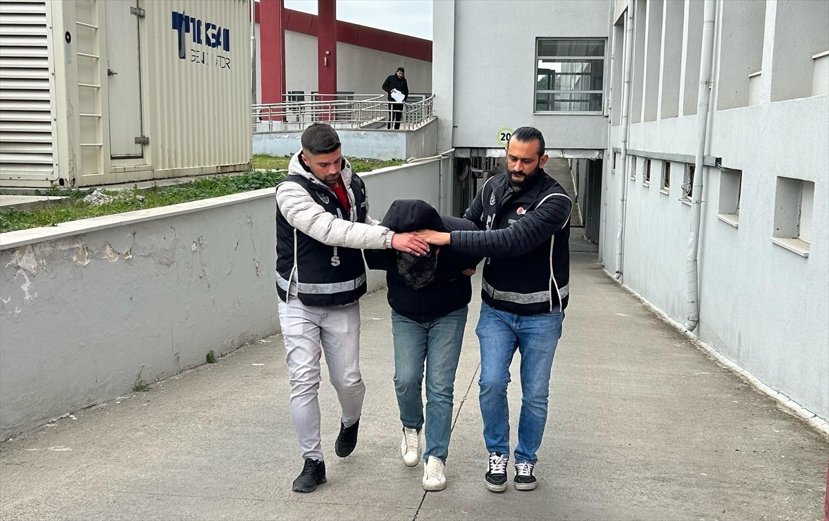 Adana'da bir depoda 28 milyon 150 bin gümrük kaçağı makaron (filtreli sigara kağıdı) ele...