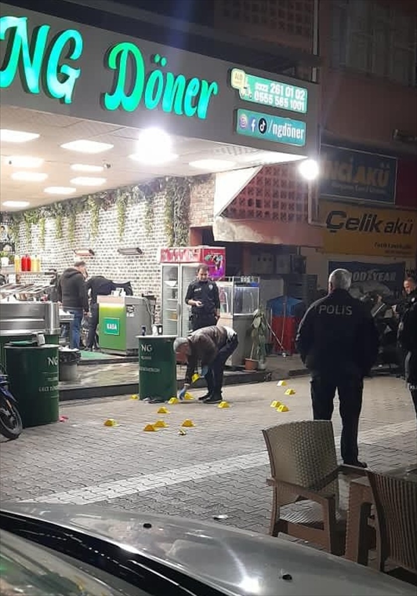 Adana'da bir kişi, dönercide uğradığı silahlı saldırı sonucu ağır yaralandı. Polis, olayın...