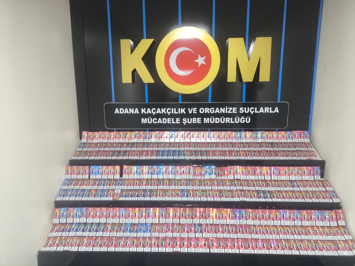 Adana'da kargo paketinde 708 kaçak elektronik sigara ele geçirildi, 1 şüpheli gözaltına...