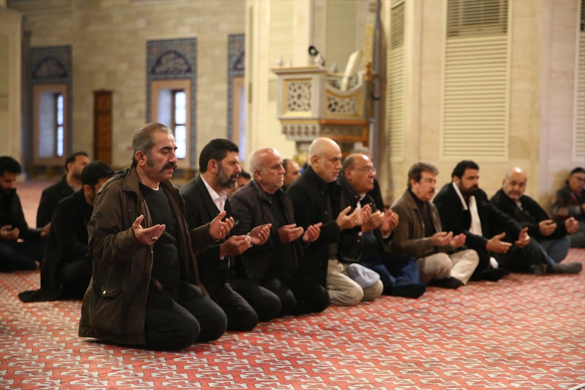 Adana'da, sanatçı Ferdi Tayfur'un vefatının 40'ıncı günü dolayısıyla mevlit okutuldu.