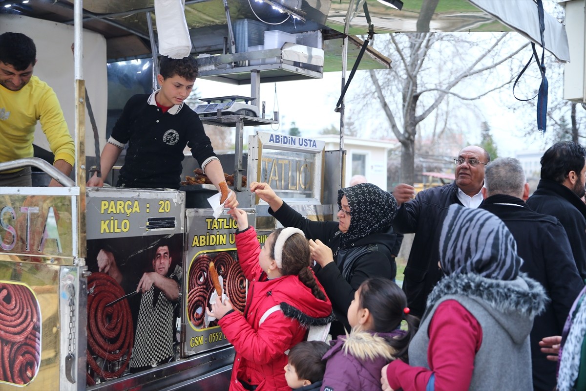 Adana'da, sanatçı Ferdi Tayfur'un vefatının 40'ıncı günü dolayısıyla mevlit okutuldu.