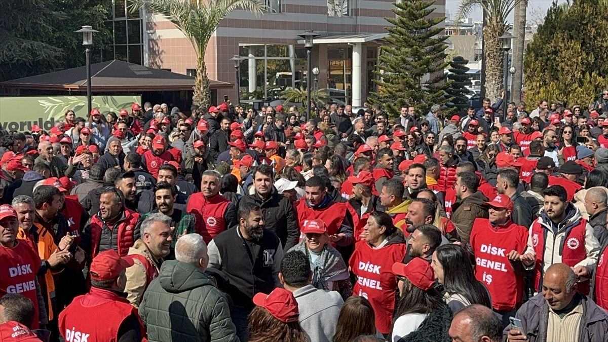 Adana'da Seyhan Belediyesinde çalışan bazı işçiler, tediye ve fazla mesai ücretlerini...