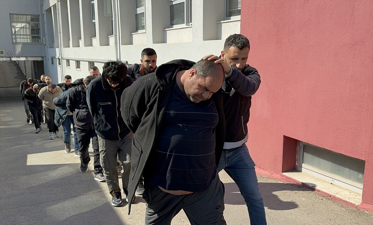 Adana'da uyuşturucu satıcılarına yönelik operasyonda gözaltına alınan 35 şüpheliden 30'u...