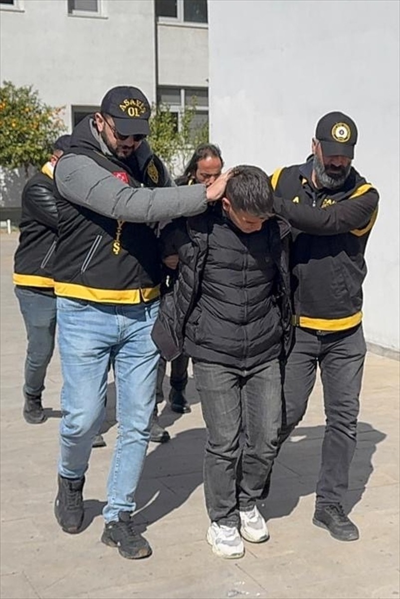 Adana'nın merkez Sarıçam ilçesindeki bir sağlık kabininin kurşunlanarak 1 milyon lira haraç...