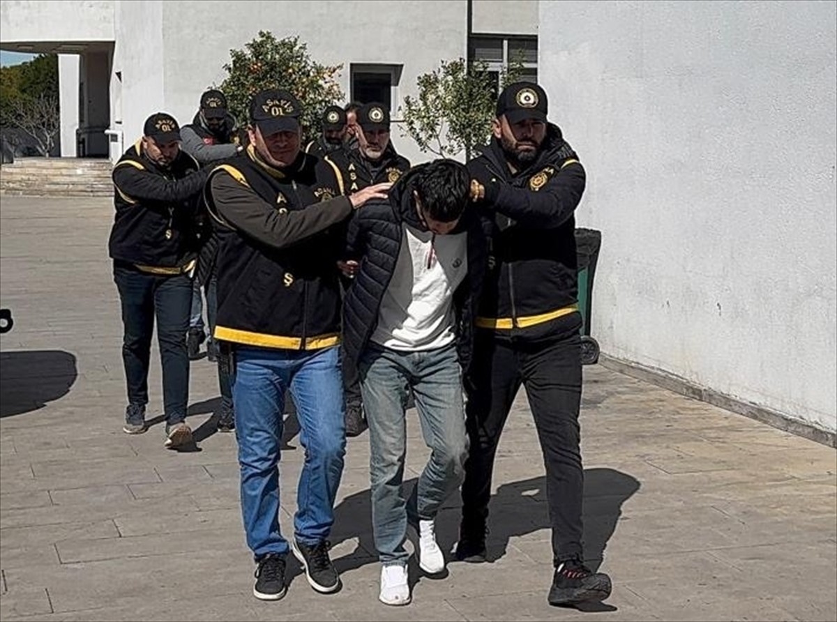 Adana'nın merkez Sarıçam ilçesindeki bir sağlık kabininin kurşunlanarak 1 milyon lira haraç...