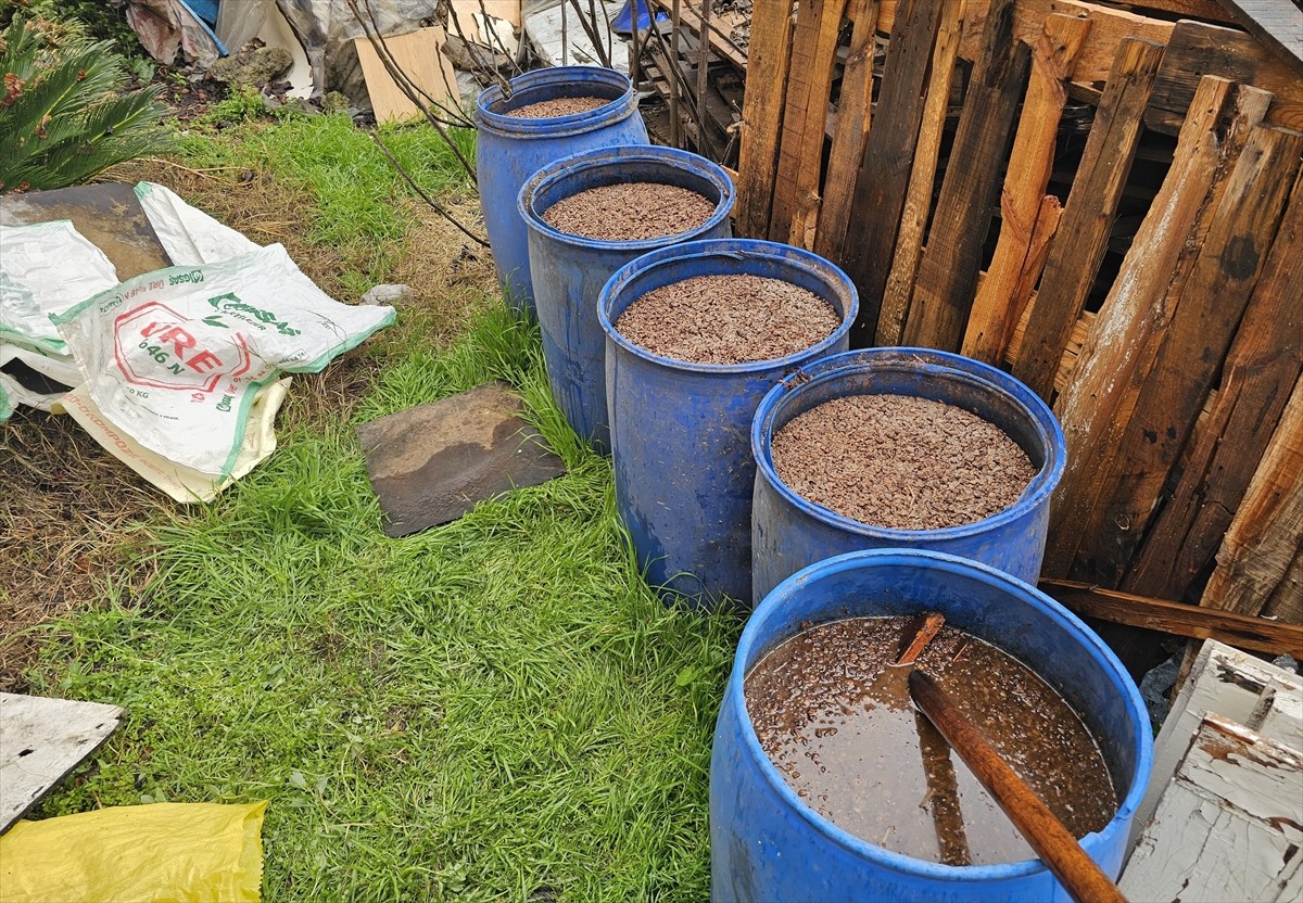 Adana'nın merkez Yüreğir ilçesinde 2 bin 800 litre sahte içki ele geçirildi, 1 kişi gözaltına...