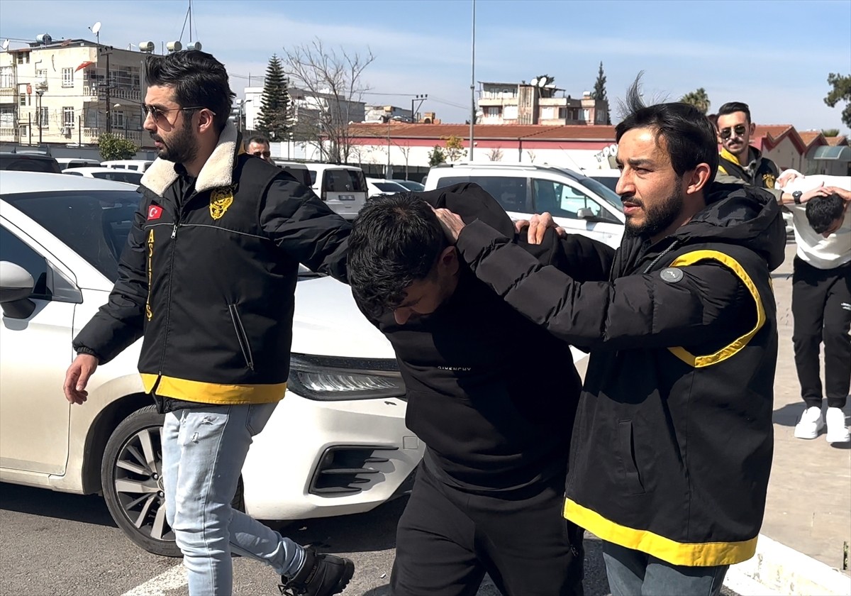 Adana'nın merkez Yüreğir ilçesindeki iş yerinde tartıştığı kişiyi tabancayla vurarak öldüren...