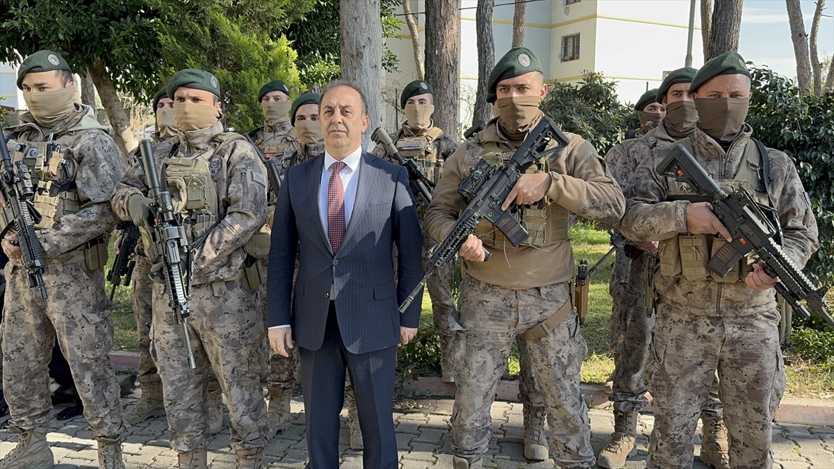 Adana Emniyet Müdürü Ahmet Hakan Arıkan (ortada), merkez Yüreğir ilçesi Ulubatlı Hasan...