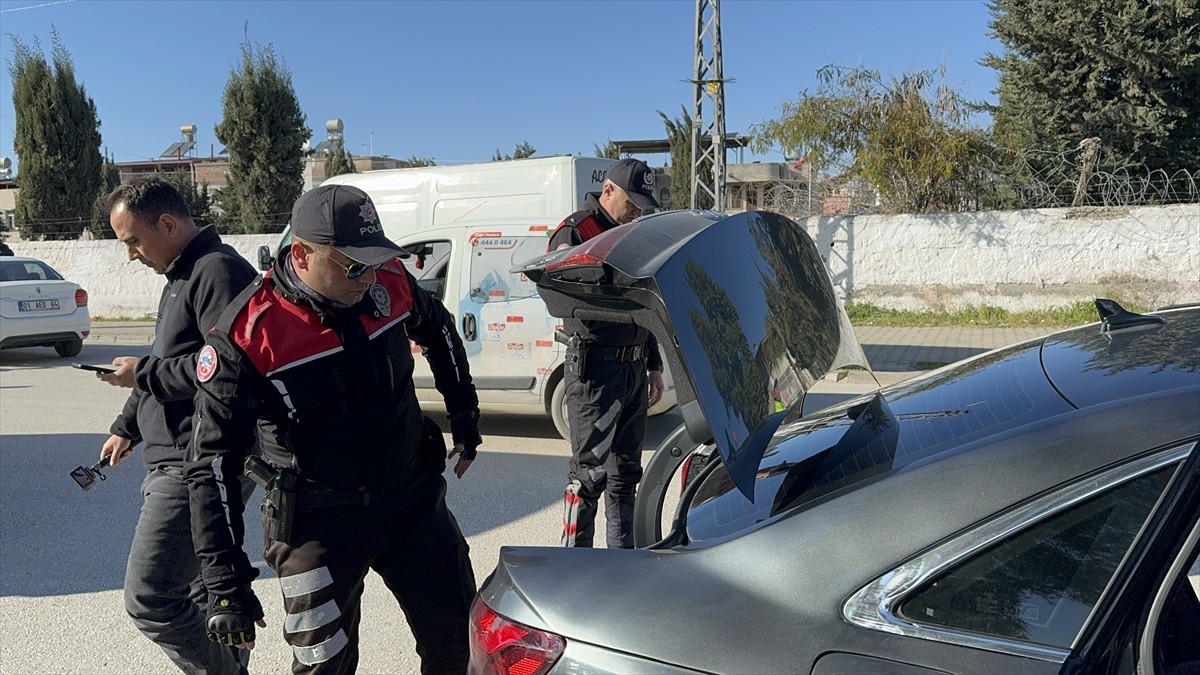 Adana Emniyet Müdürü Ahmet Hakan Arıkan (ortada), merkez Yüreğir ilçesi Ulubatlı Hasan...