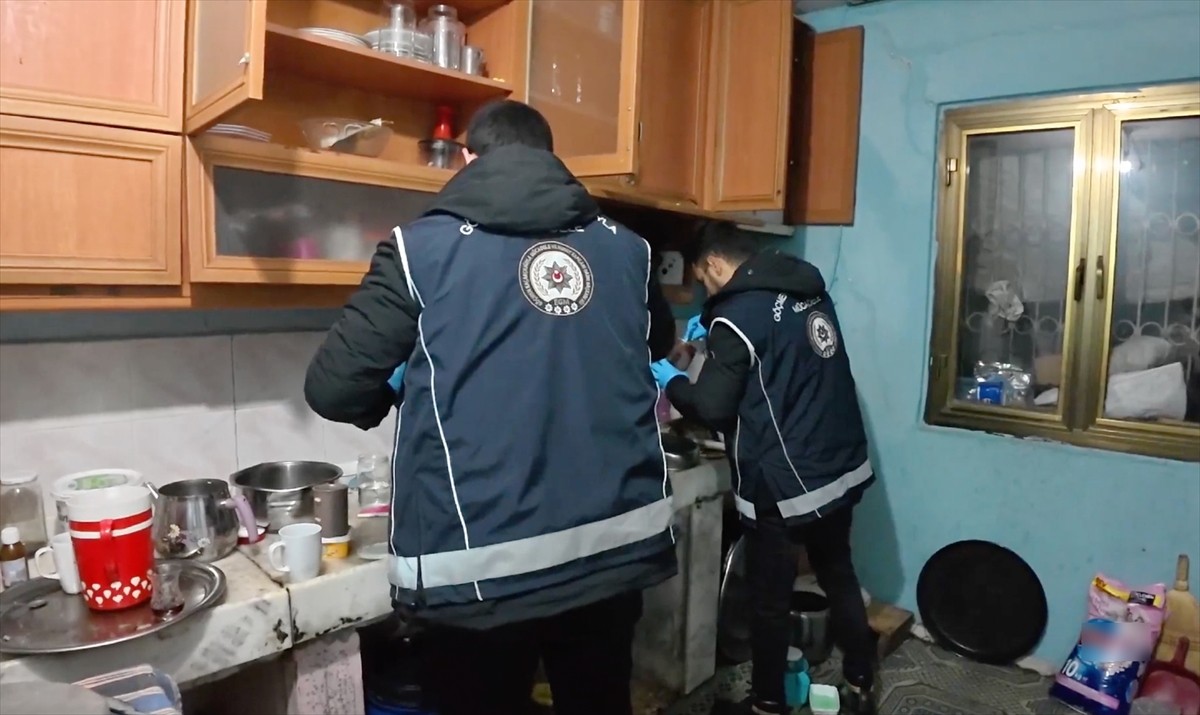 Adana merkezli 6 ilde düzenlenen göçmen kaçakçılığı operasyonunda 17 zanlı gözaltına...