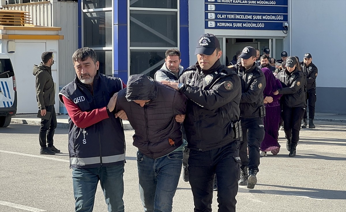 Adana merkezli 6 ilde düzenlenen göçmen kaçakçılığı operasyonunda gözaltına alınan 17 zanlıdan 3'ü...