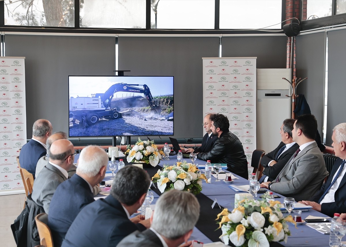 Adana Valisi Yavuz Selim Köşger, kamu arazisini işgal eden 135 yapının yıkıldığını belirtti. Vali...