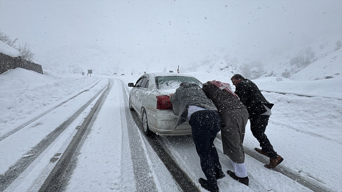 Adıyaman'da kar yağışı nedeniyle 122 köy ve mezra yolunda ulaşım sağlanamıyor.
