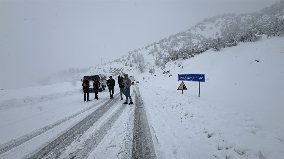 Adıyaman'da kar yağışı nedeniyle 122 köy ve mezra yolunda ulaşım sağlanamıyor.