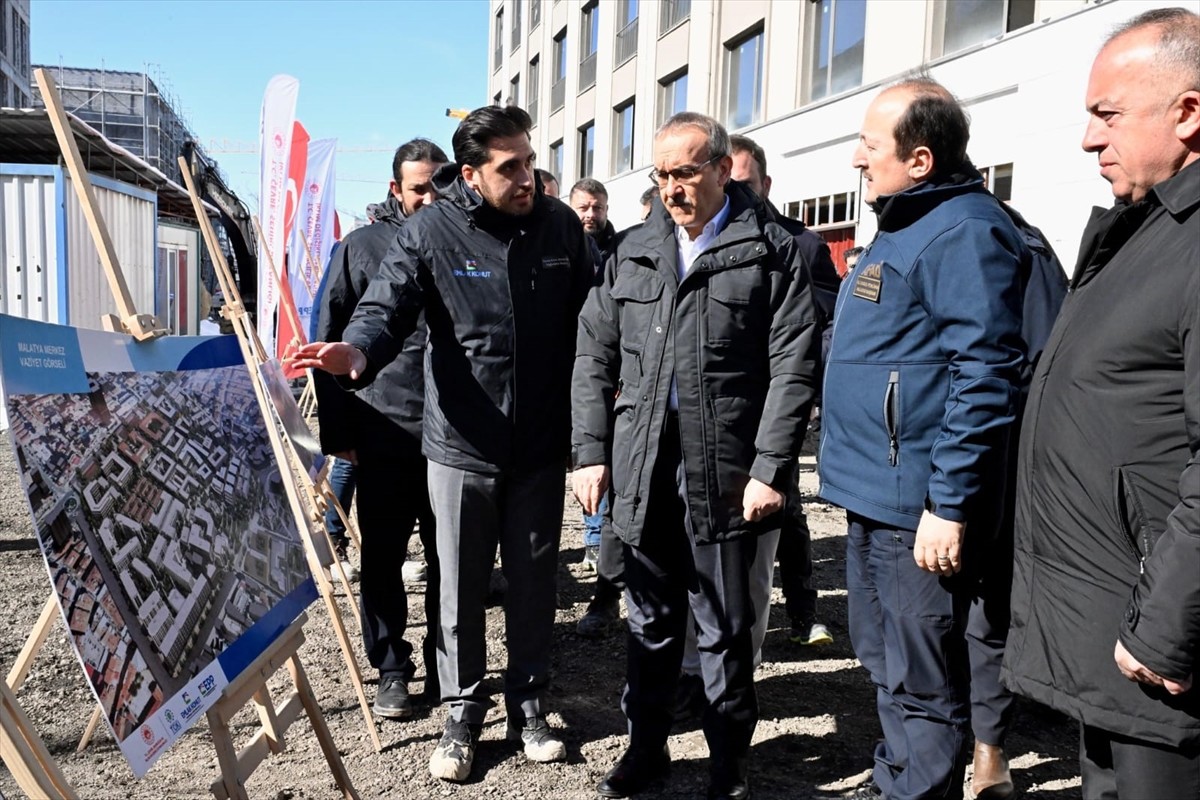 AFAD Başkanı Ali Hamza Pehlivan (sağ 2), Malatya Valisi Seddar Yavuz (sağ 3) ile birlikte...