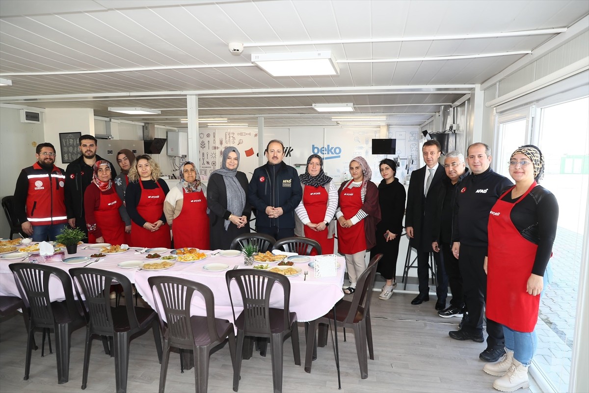 Afet ve Acil Durum Yönetimi (AFAD) Başkanı Ali Hamza Pehlivan (sol 2), Kahramanmaraş'ta...