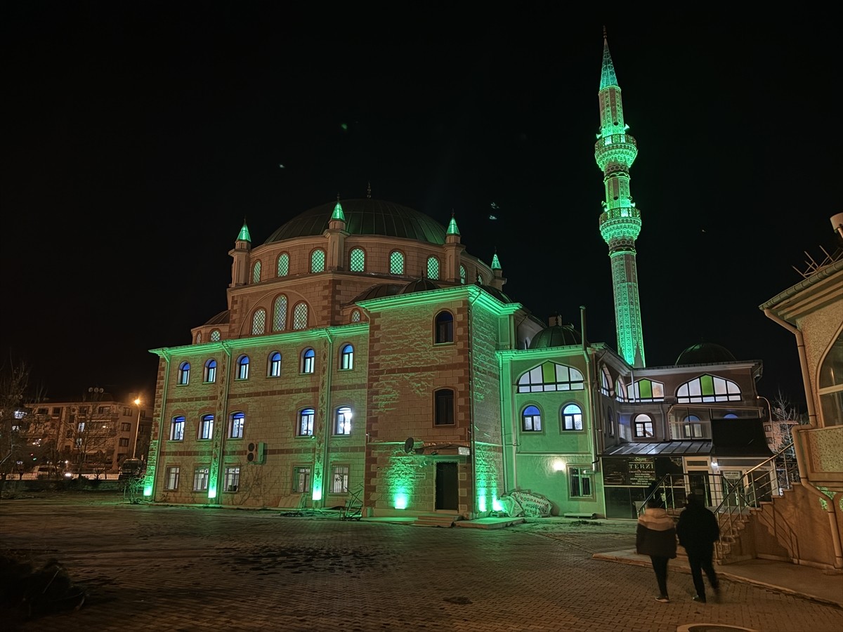 Afyonkarahisar'da Berat Kandili dolayısıyla camilerde programlar düzenlendi. Selçuklu Camisi'nde...