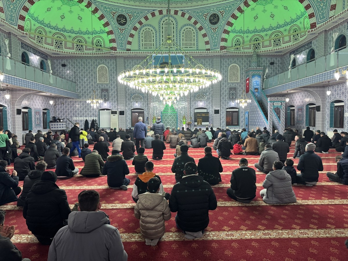 Afyonkarahisar'da Berat Kandili dolayısıyla camilerde programlar düzenlendi. Selçuklu Camisi'nde...