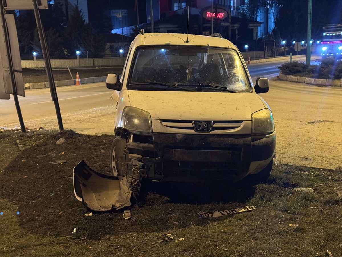 Afyonkarahisar'ın Sinanpaşa ilçesinde otomobil ile hafif ticari aracın çarpışması sonucu...