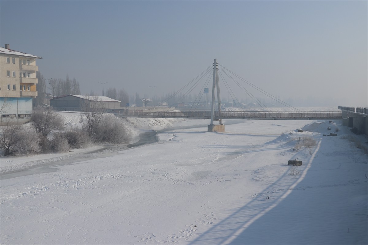Ağrı'da dondurucu soğuklar etkili olmaya devam ediyor. 