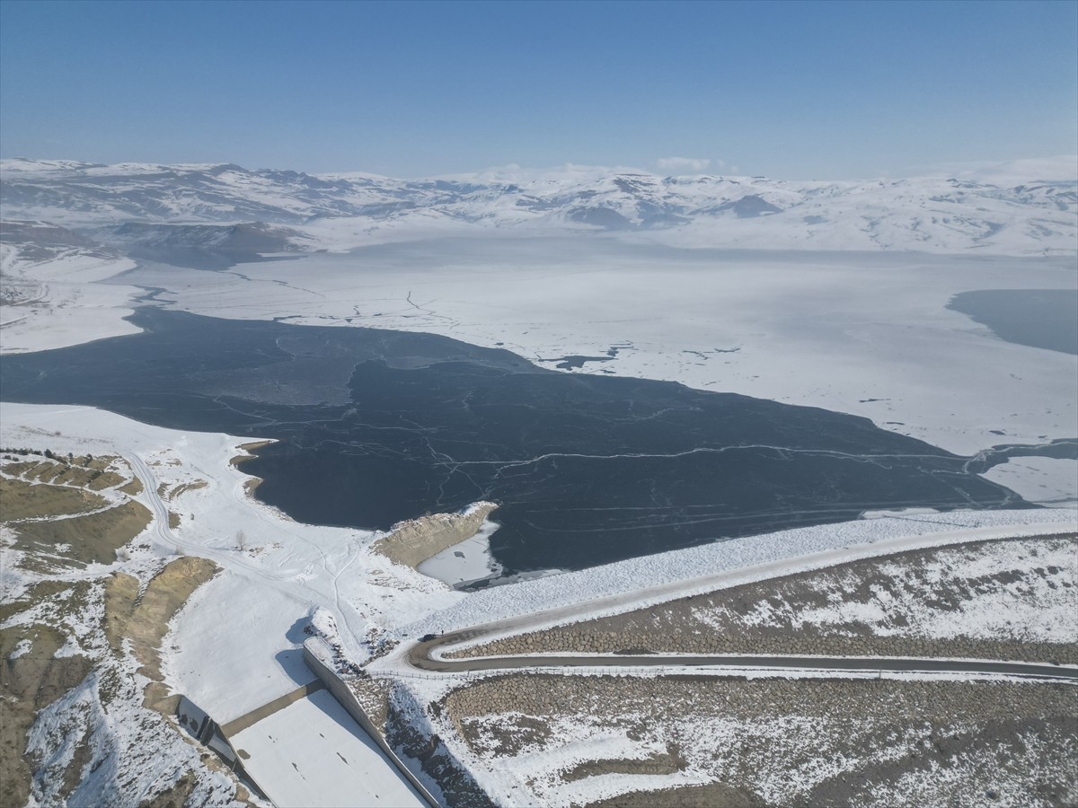 Ağrı'daki Yazıcı Barajı'nın yüzeyi, soğuk havanın etkisiyle buz tuttu.