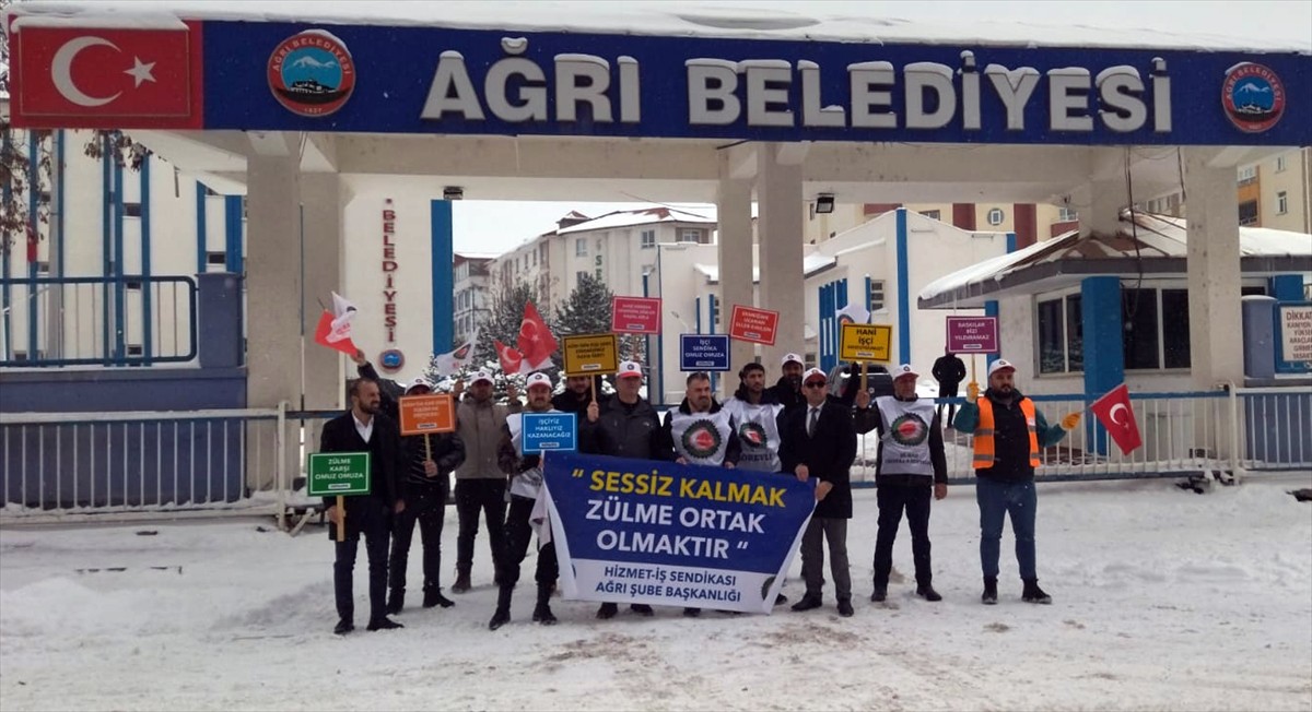 Ağrı Belediyesince iş akdine son verilen ve mahkemeyle geri dönmeye hak kazanan 50 işçi, bir an...