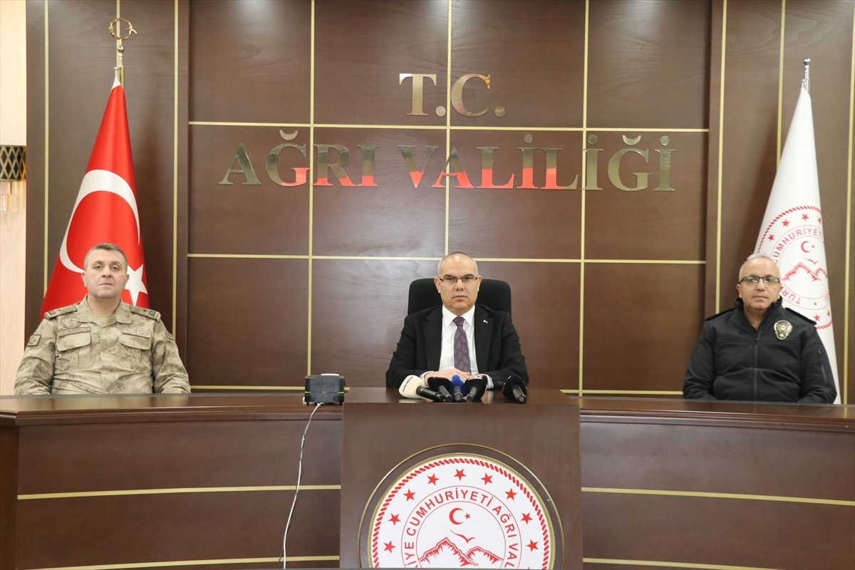 Ağrı Valisi Mustafa Koç (ortada), ocak ayında terör örgütlerine yönelik düzenlenen operasyonlarda...