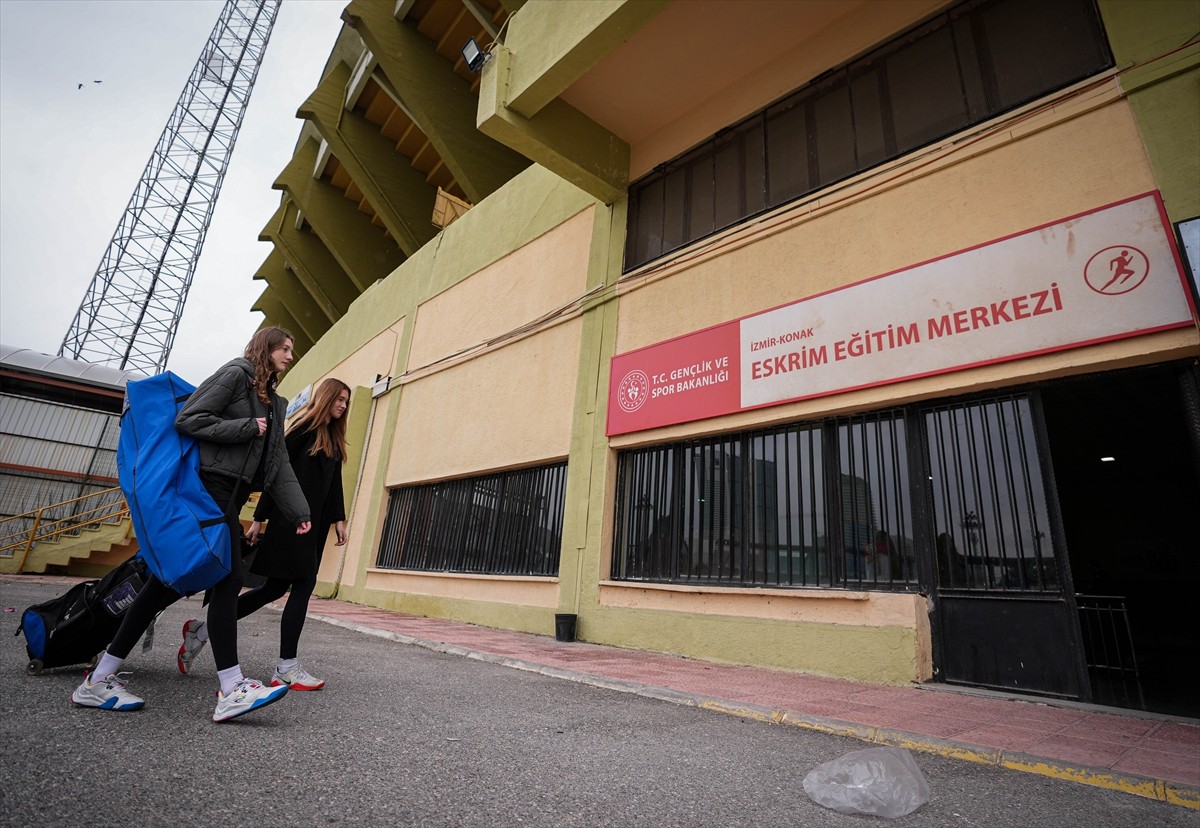 ahreyn'de düzenlenen Gençler Epe Dünya Kupası'nda altın madalya elde eden Genç Kadın Epe Milli...