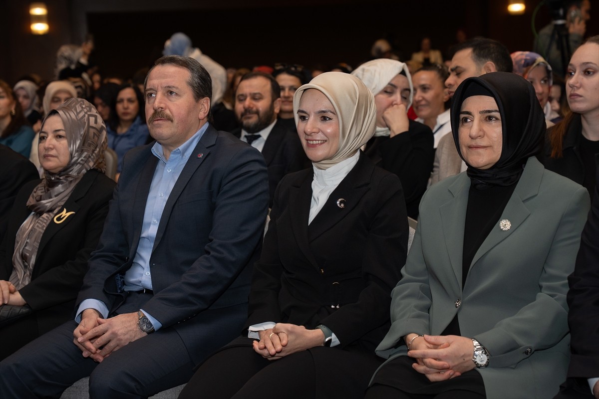 Aile ve Sosyal Hizmetler Bakanı Mahinur Özdemir Göktaş, Kızılcahamam'da bir otelde düzenlenen...
