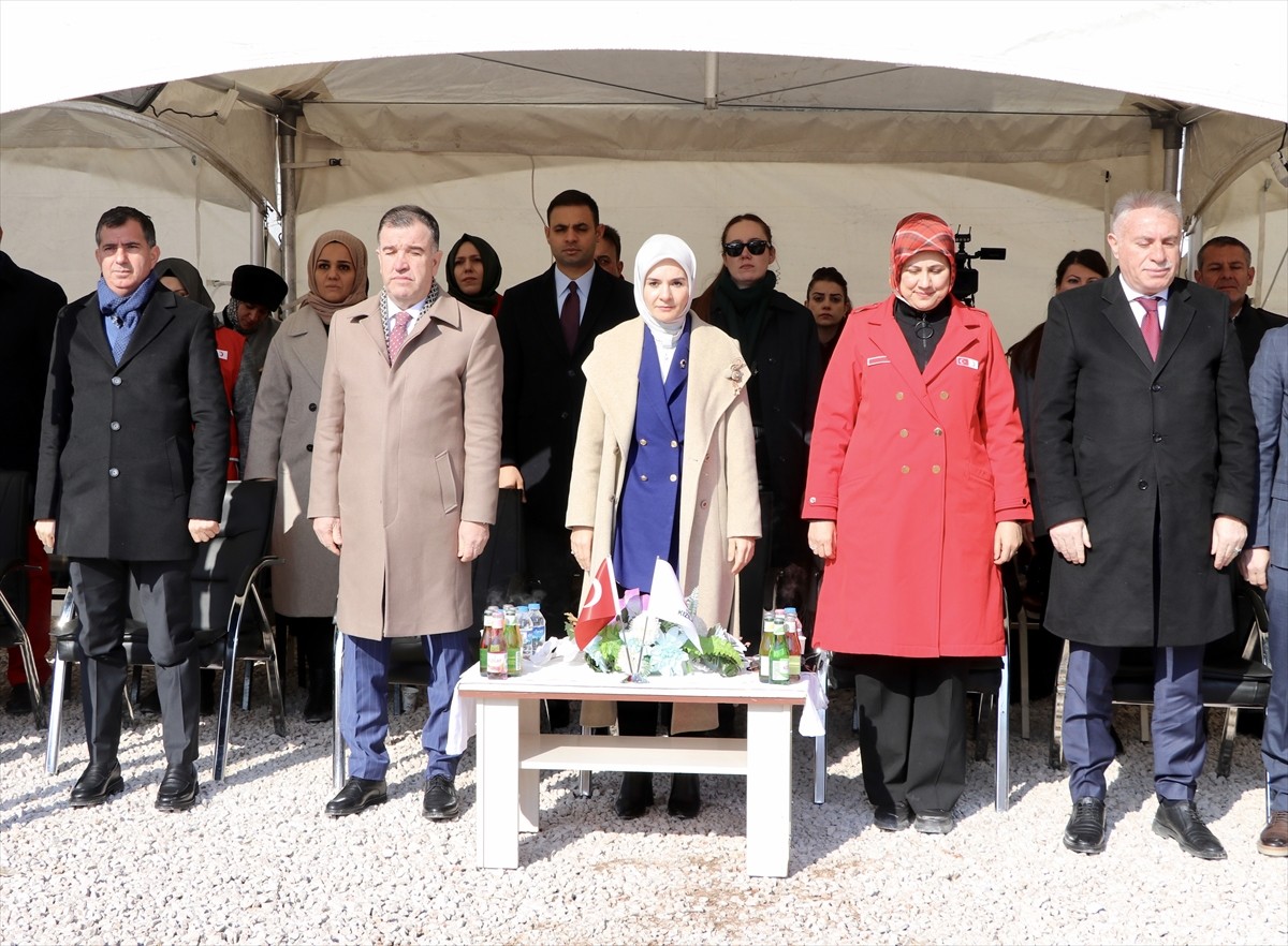 Aile ve Sosyal Hizmetler Bakanı Mahinur Özdemir Göktaş (ortada), Türk Kızılay Bayburt Şubesinin...