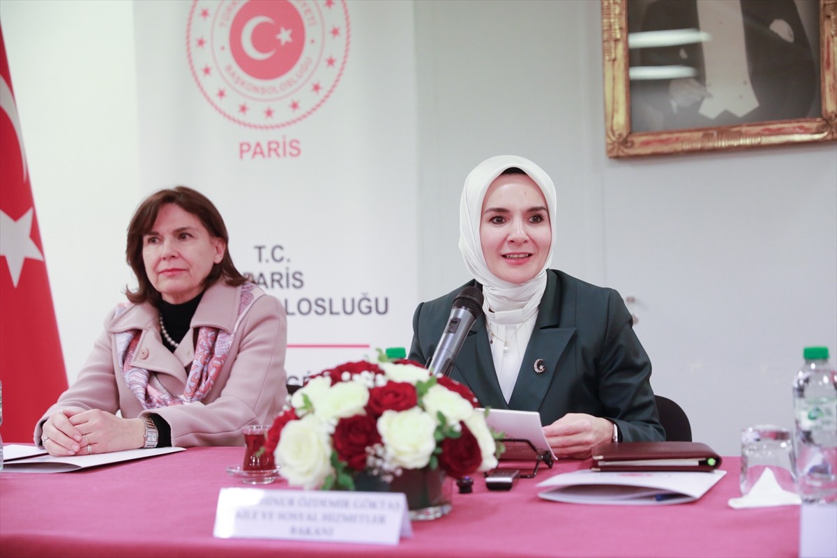 Aile ve Sosyal Hizmetler Bakanı Mahinur Özdemir Göktaş (sağda), Ekonomik İşbirliği ve Kalkınma...