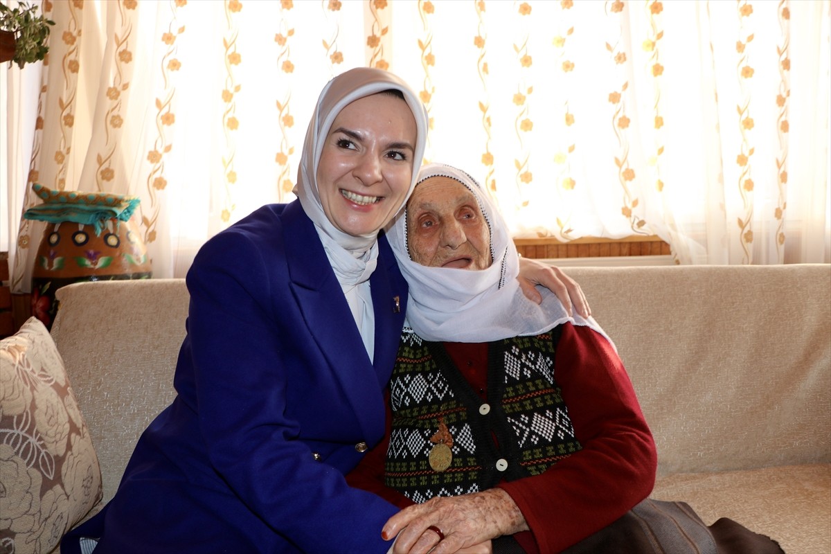 Aile ve Sosyal Hizmetler Bakanı Mahinur Özdemir Göktaş (solda), Gümüşhane'de yaşayan 113 yaşındaki...