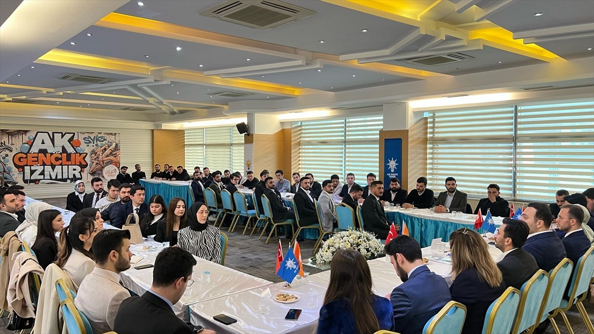 AK Parti Gençlik Kolları Genel Başkanı Yusuf İbiş (ortada), AK Parti İzmir İl Başkanlığını ziyaret...