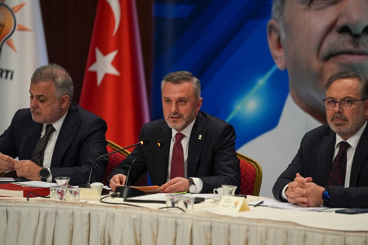 AK Parti Genel Başkan Yardımcısı Erkan Kandemir (ortada), AK Parti Genel Merkezi'nde basın...