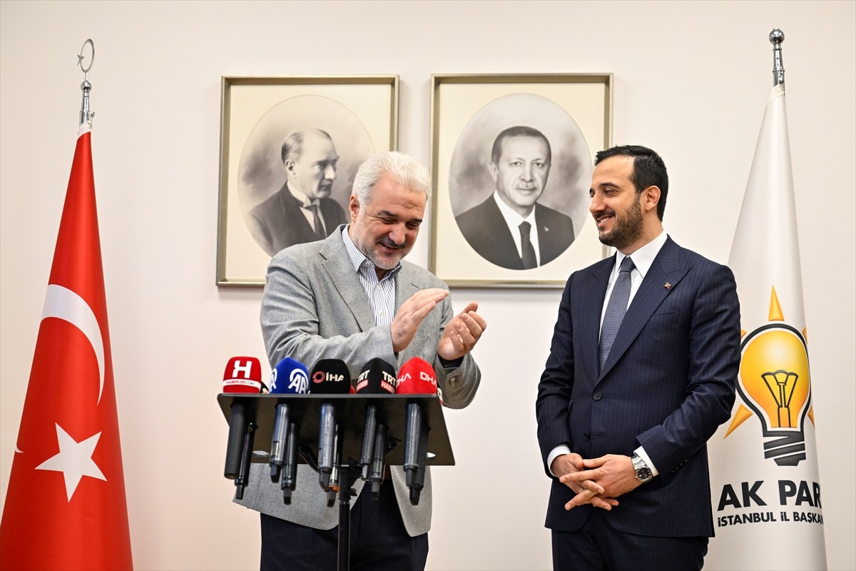 AK Parti İstanbul İl Başkanlığı'nda, il başkanı Osman Nuri Kabaktepe'nin (solda) görevini Abdullah...